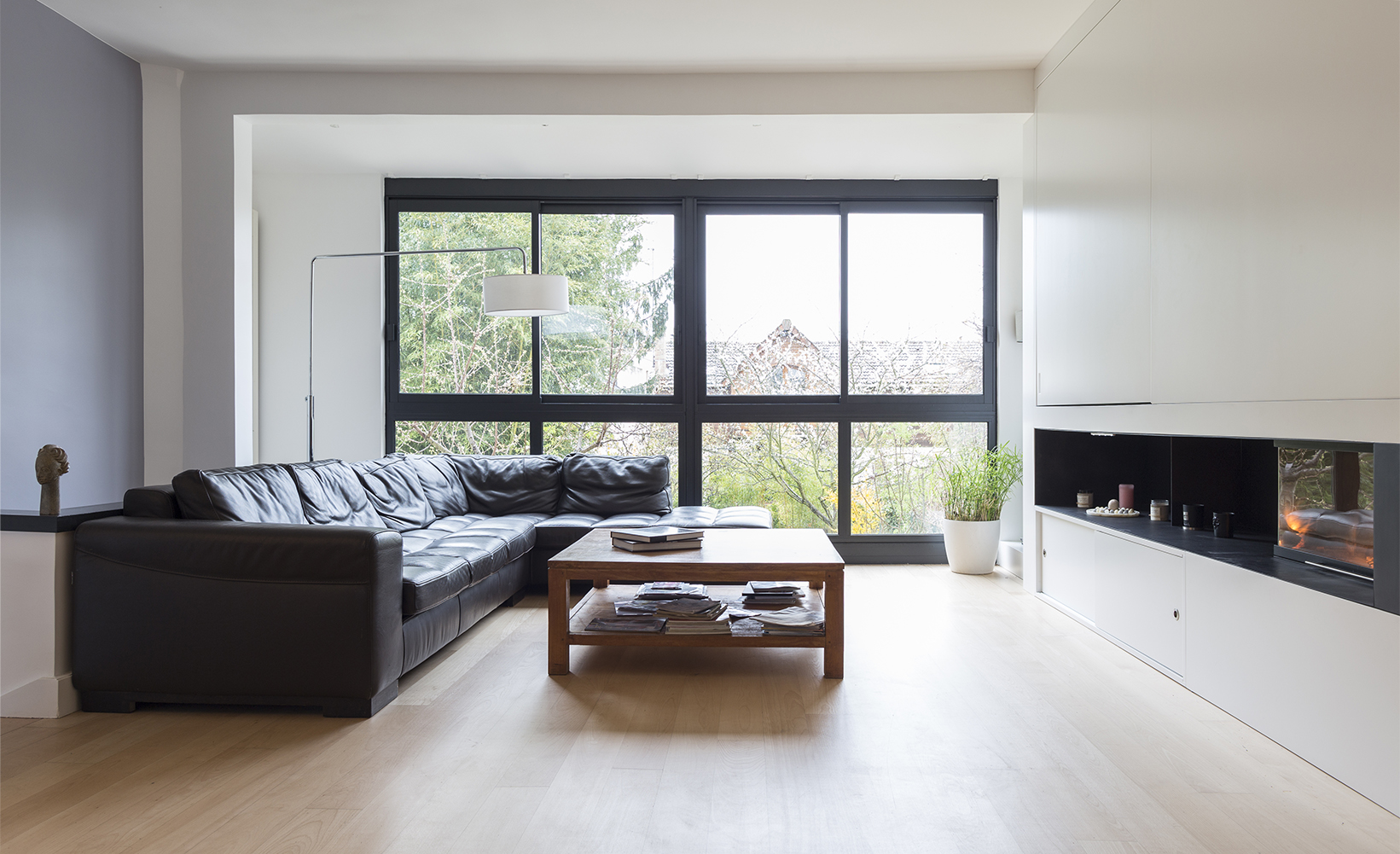 Salon cheminée canapé parquet chêne blanc noir - Projet Rosier - Florian Godineau - Architecte d'Intérieur Paris