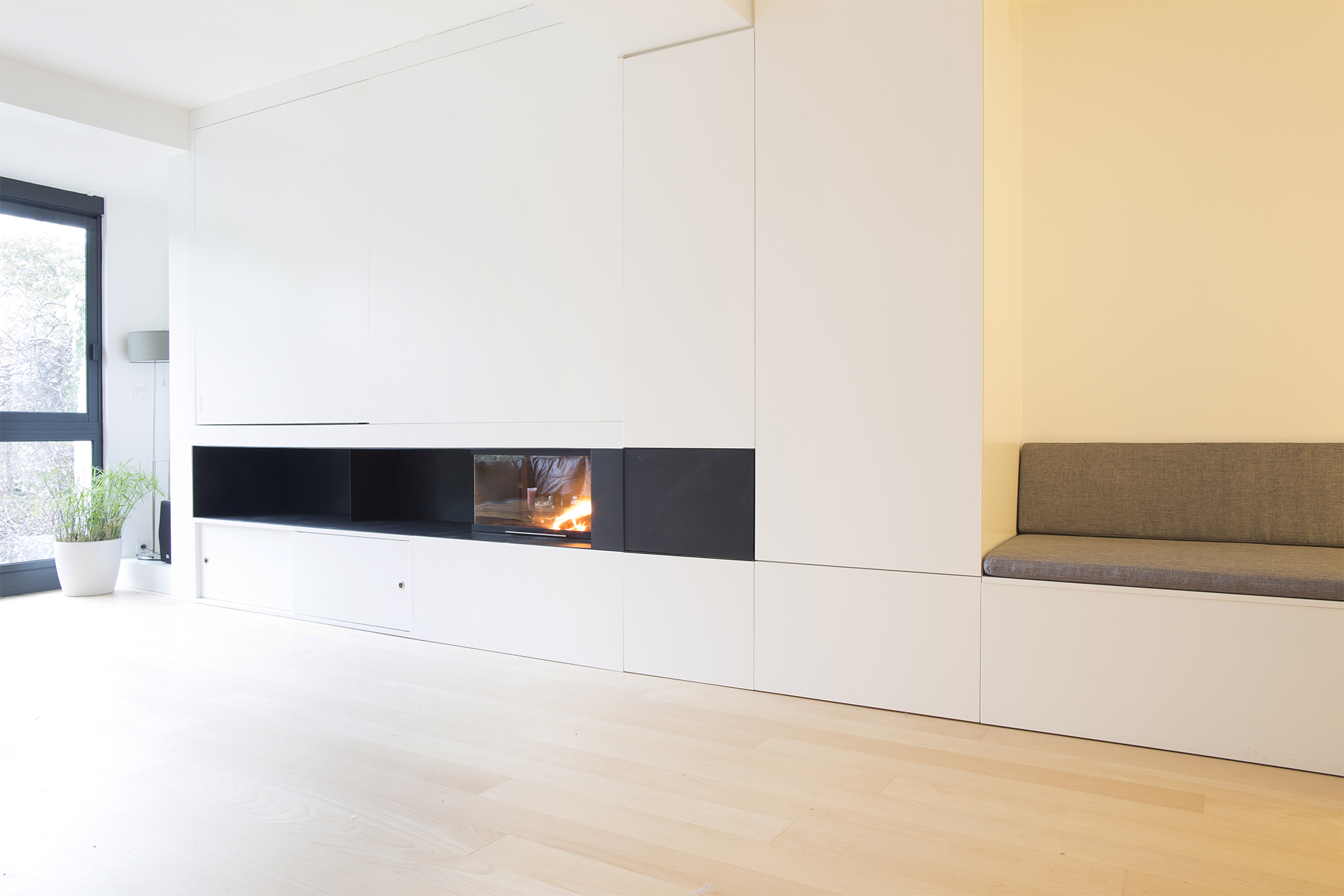 Cheminée intégrée banquette blanc noir - Projet Rosier - Florian Godineau - Architecte d'Intérieur Paris