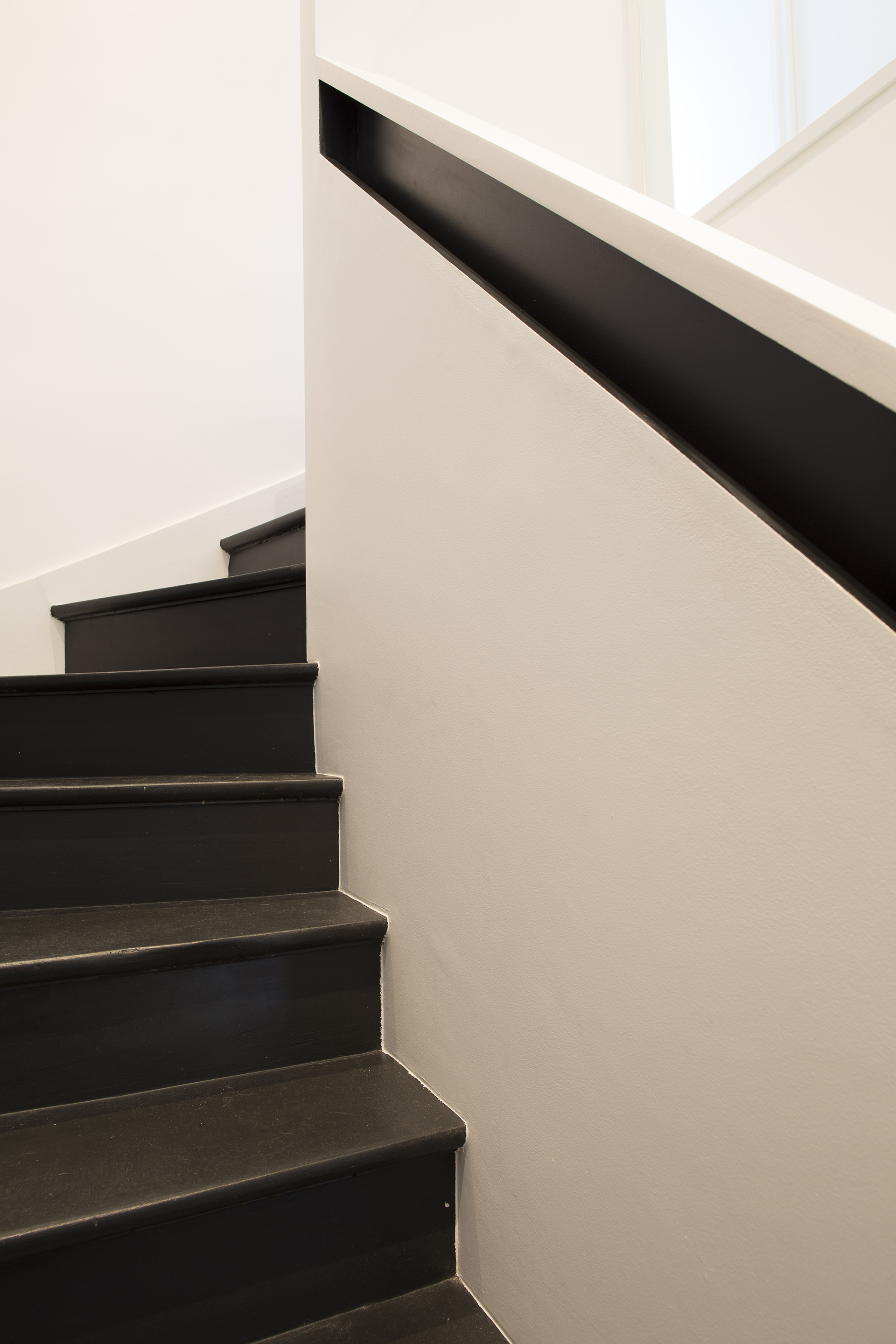 Main courante minimal escalier blanc noir - Projet Rosier - Florian Godineau - Architecte d'Intérieur Paris